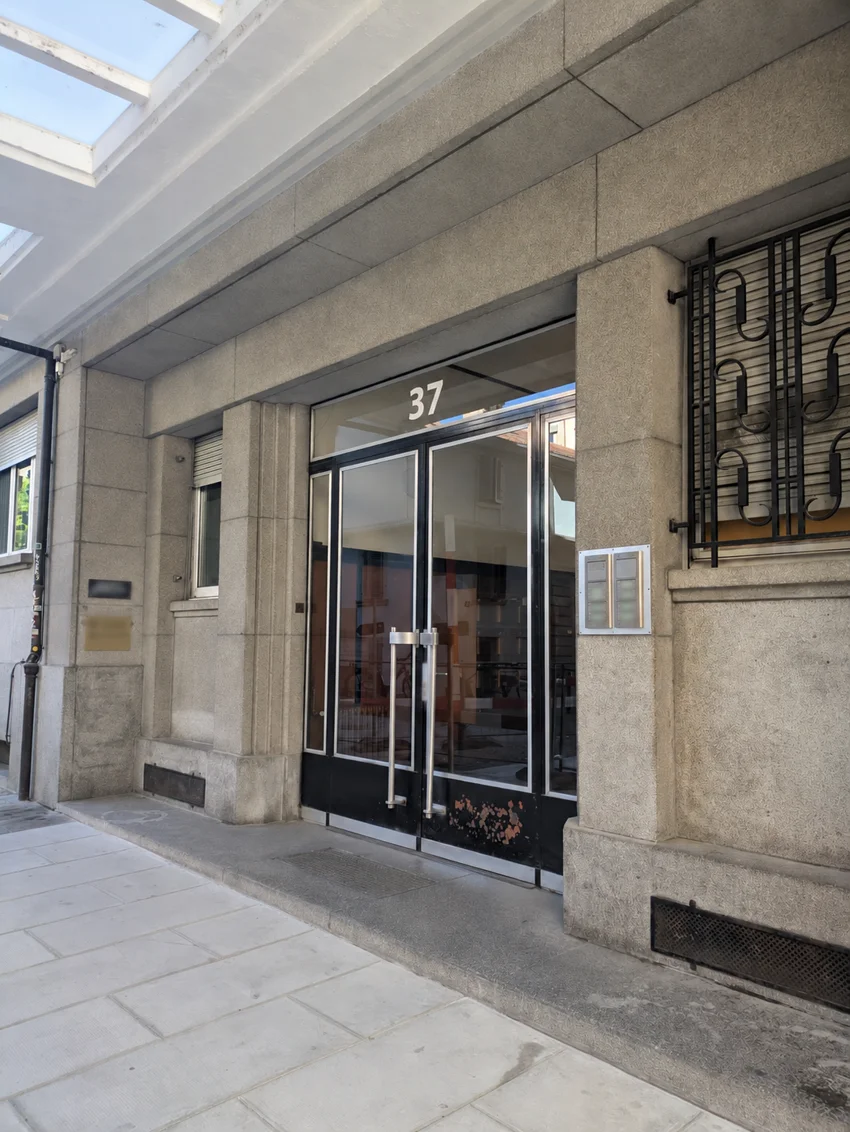 Entrée de l’immeuble au numéro 37, rue de Carouge